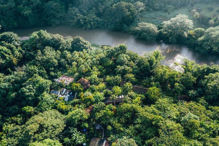 El hotel está a orillas del río Don Diego