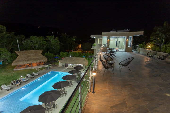 Vista nocturna de la piscina