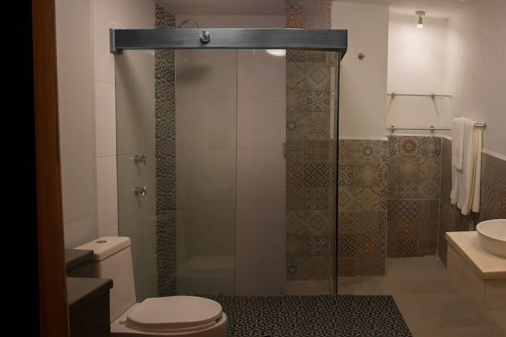 Baño de huéspedes