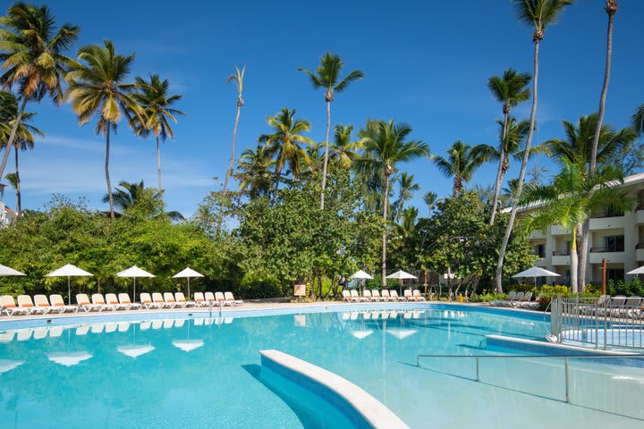 Camas de playa plegables en la piscina