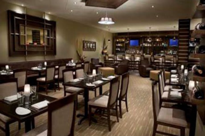 Restaurante bar en el interior del Days Hotel & Conference Centre en Toronto