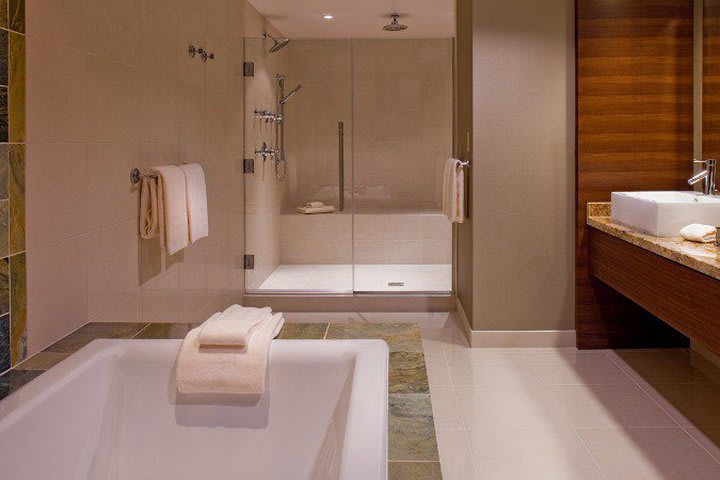 Guest bathroom at the Hyatt Regency O'Hare hotel in Rosemont
