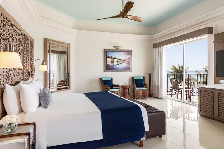 Premium master suite with 1 king bedroom oceanfront