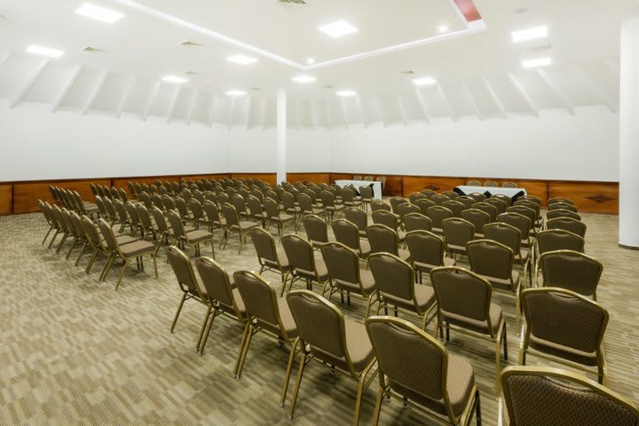 Conference facilities for 300 guests