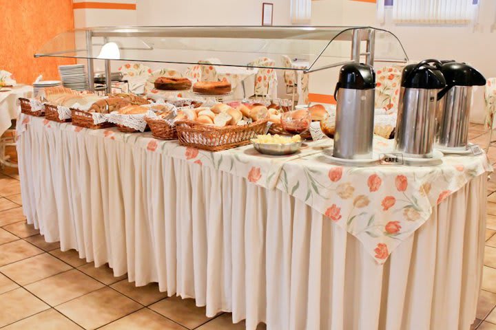 Desayuno bufet en el hotel San Juan Tour en Foz de Iguazú