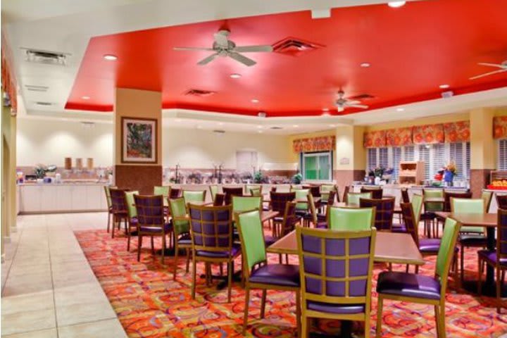 Salón de desayunos en el hotel Comfort Suites en Kissimmee