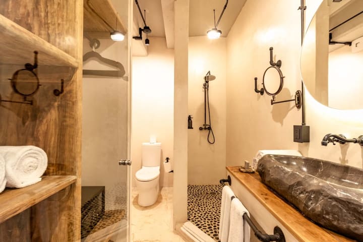 Private guest bathroom