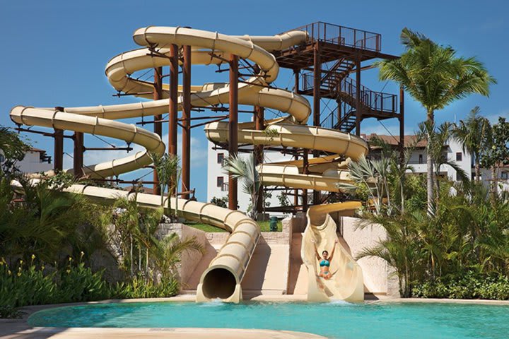 Toboganes de agua en la piscina