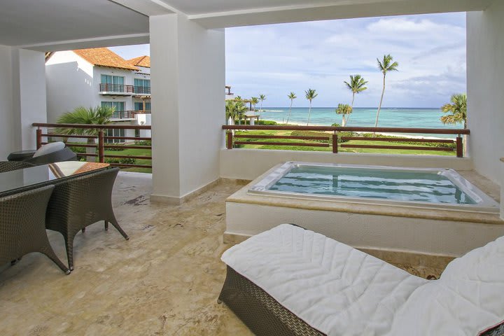 Terraza del apartamento de dos dormitorios con vista al mar