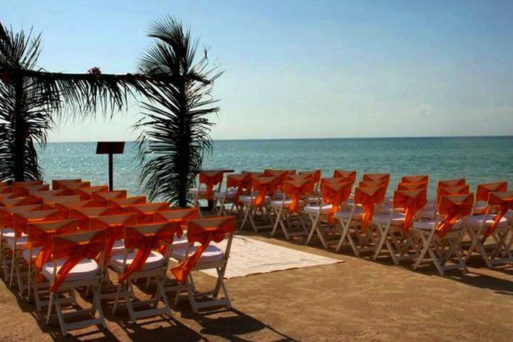 Weddings can take place in front of the beach at Villas Delfines