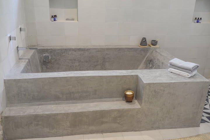 Bañera de hidromasaje de una suite