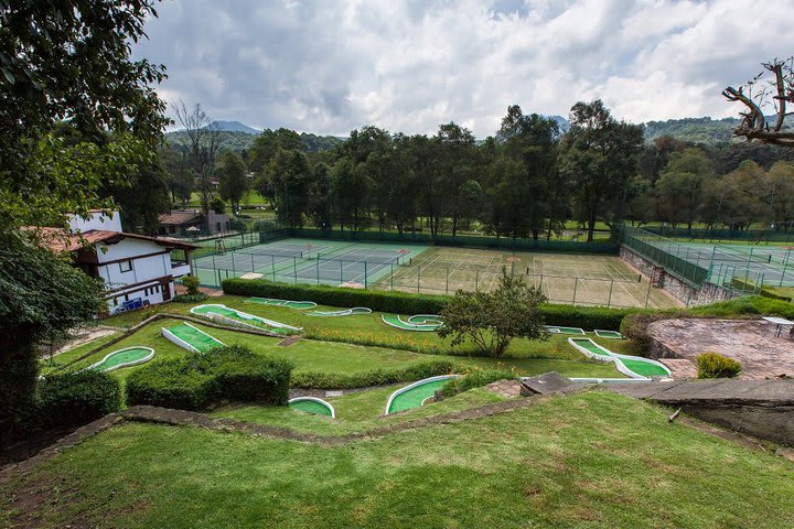 El hotel cuenta con instalaciones deportivas