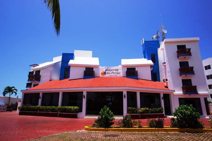 Facade of the Imperial Las Perlas, hotel in Cancún