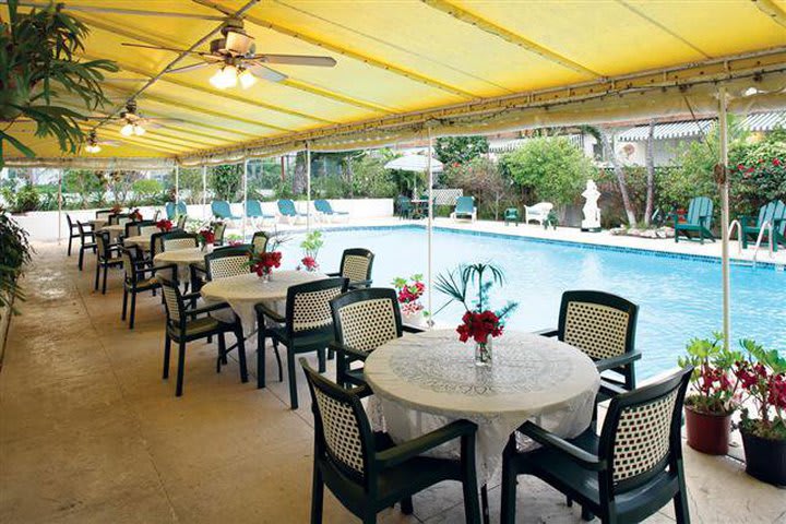 Terraza del restaurante al lado del solárium