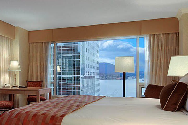 Cama king en una habitación del hotel The Fairmont Waterfront