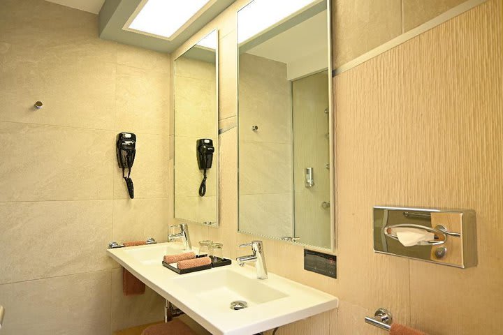 Baño privado (imagen generada por computadora)