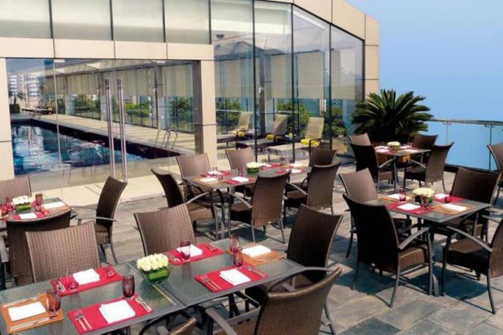 Área de la terraza del Hotel Crowne Plaza Century Park