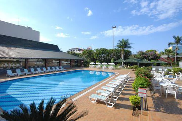 Relájate en los camastros alrededor de la alberca en el hotel Golden Tulip en Foz do Iguazú