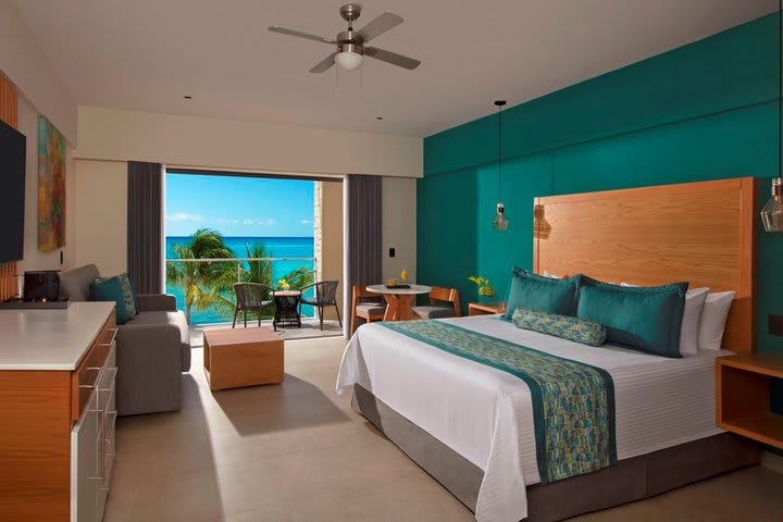 Junior Suite, 1 King Bed, Oceanfront (Preferred Club)