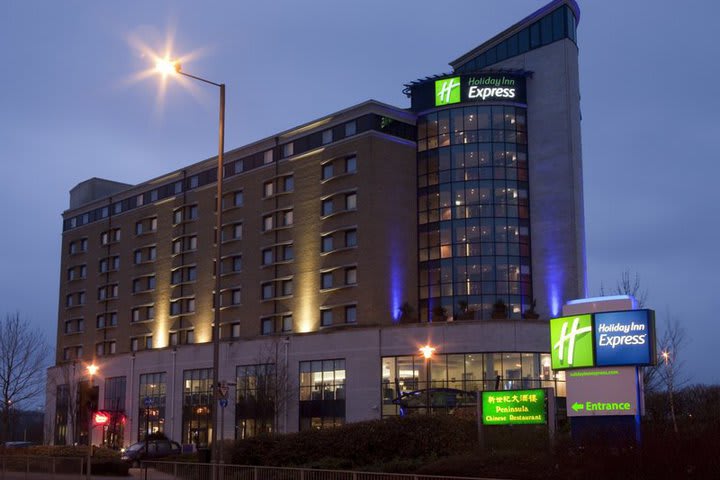 Vista nocturna de la fachada del Holiday Inn Express London Greenwich A102(M)