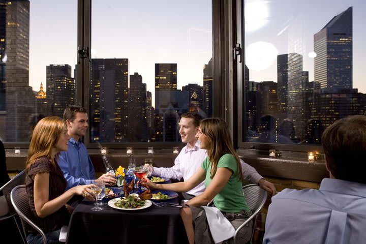 El restaurante del Beekman Tower Hotel tiene vista panorámica de Manhattan