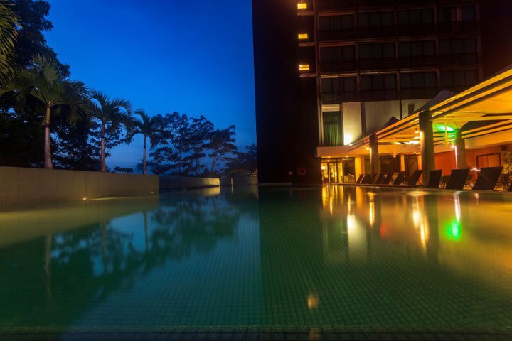 Vista nocturna de una piscina