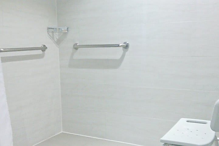 Baño con barras de sujeción