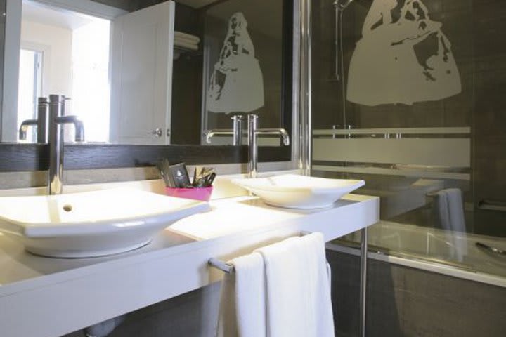 Baño de una junior suite en el Meninas, hotel de negocios en Madrid