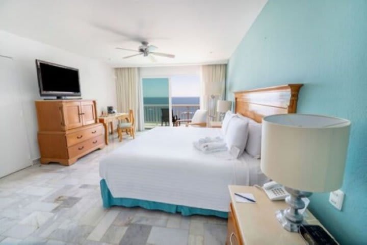 Standard king guest room with ocean view