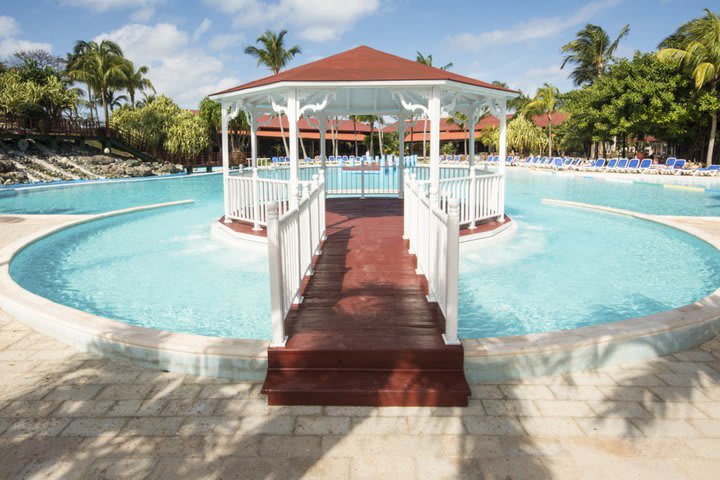 Quiosco en una de las piscinas