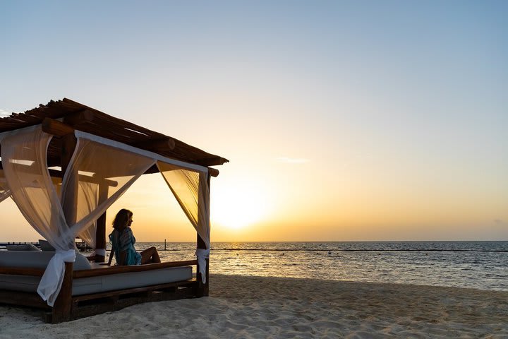 Disfrutando el atardecer en la playa