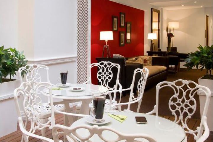 Recepción y jardín del Sarmiento Suites, hotel en Buenos Aires