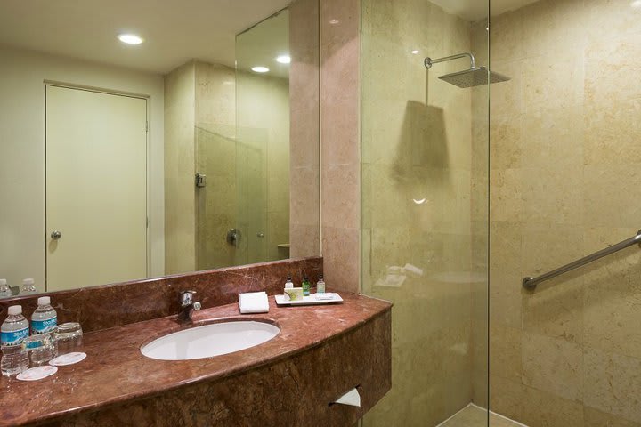 Baño de huéspedes