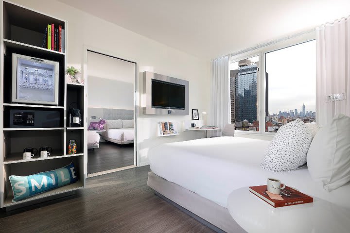 Loft family guest room with city view