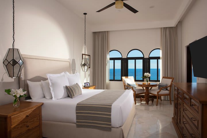 Img - One bedroom suite ocean front - H1BOF