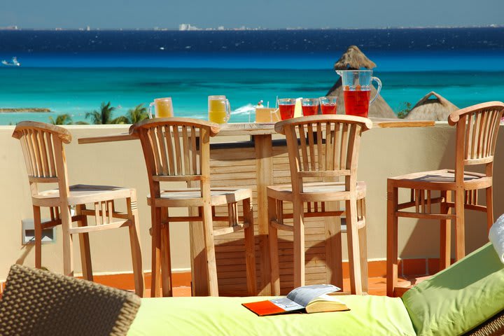 La terraza ofrece vista al mar desde