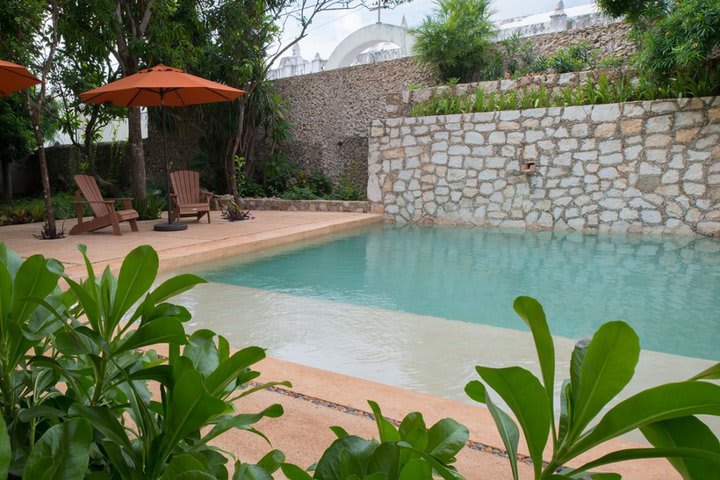 Sitting area in front of the pool