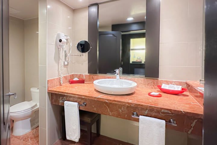 Baño de huéspedes