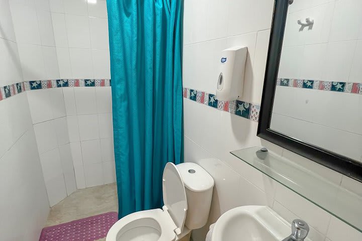 Baño de huéspedes