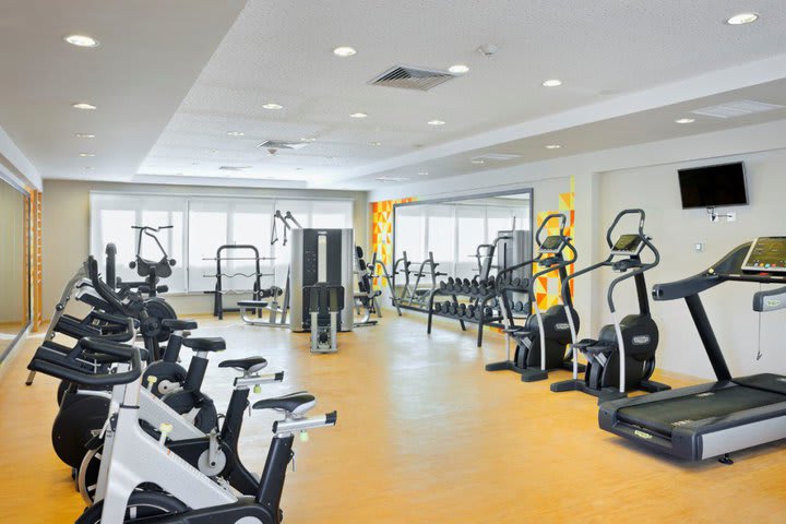 Gimnasio con equipo cardiovascular y pesas