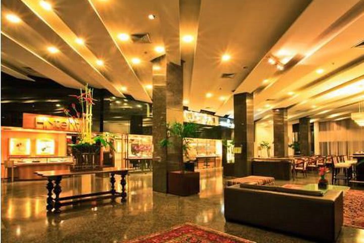 Lobby and front desk at the Golden Tulip Recife Palace hotel in Recife