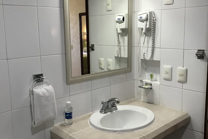 Baño de huéspedes