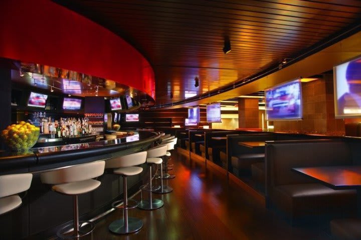 Red Bar & Lounge at the Hyatt Regency O'Hare hotel
