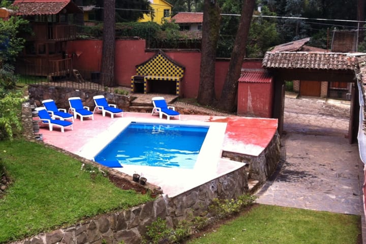 Dentro de las instalaciones hay una piscina