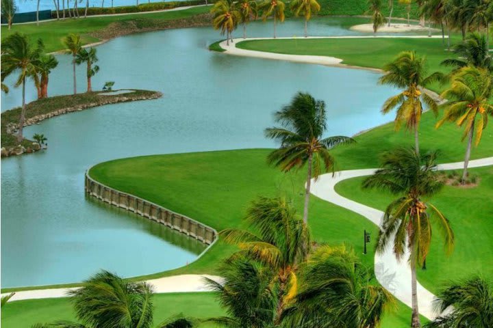 Vista al mar desde el campo de golf del Fisher Island Club, hotel en Fisher Island