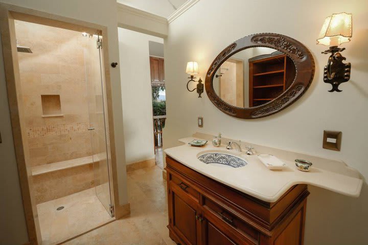 Baño privado con ducha de una habitación