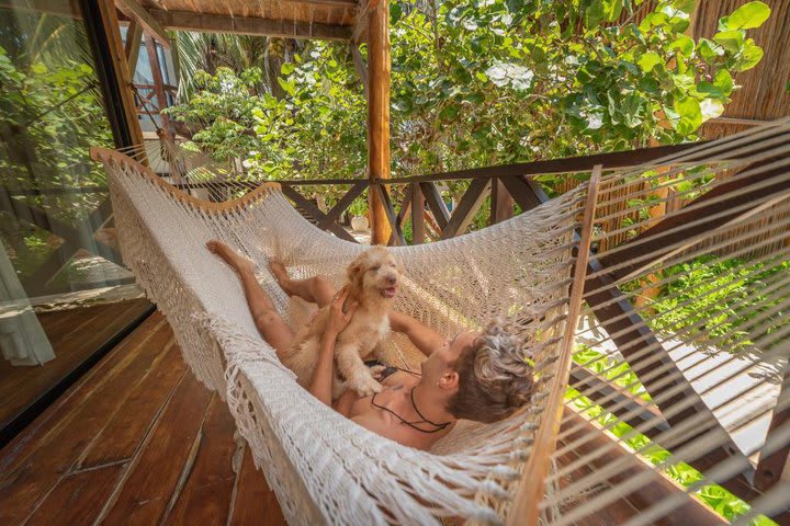 Disfrutando de la hamaca en la terraza de una villa vista al jardín