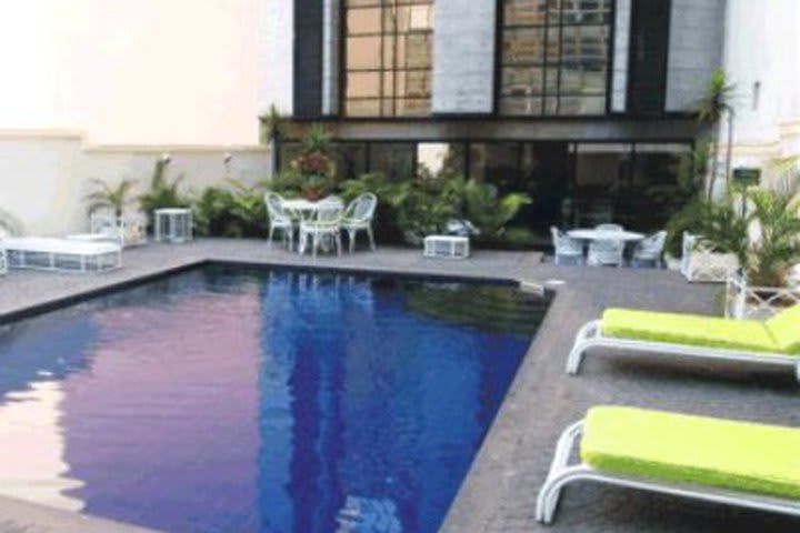 Outdoor pool at the Best Western Sol, hotel in Belo Horizonte