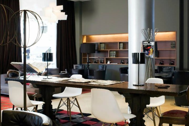 Reading room at Le Meridien hotel in Barcelona