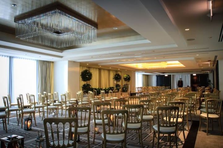 Los salones del hotel The Langham, Chicago tienen capacidad 312 personas